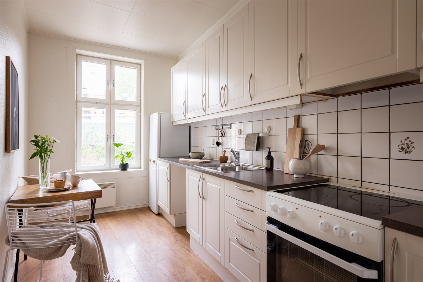 Stort vindu gir rikelig med arbeidslys. Galleribilde