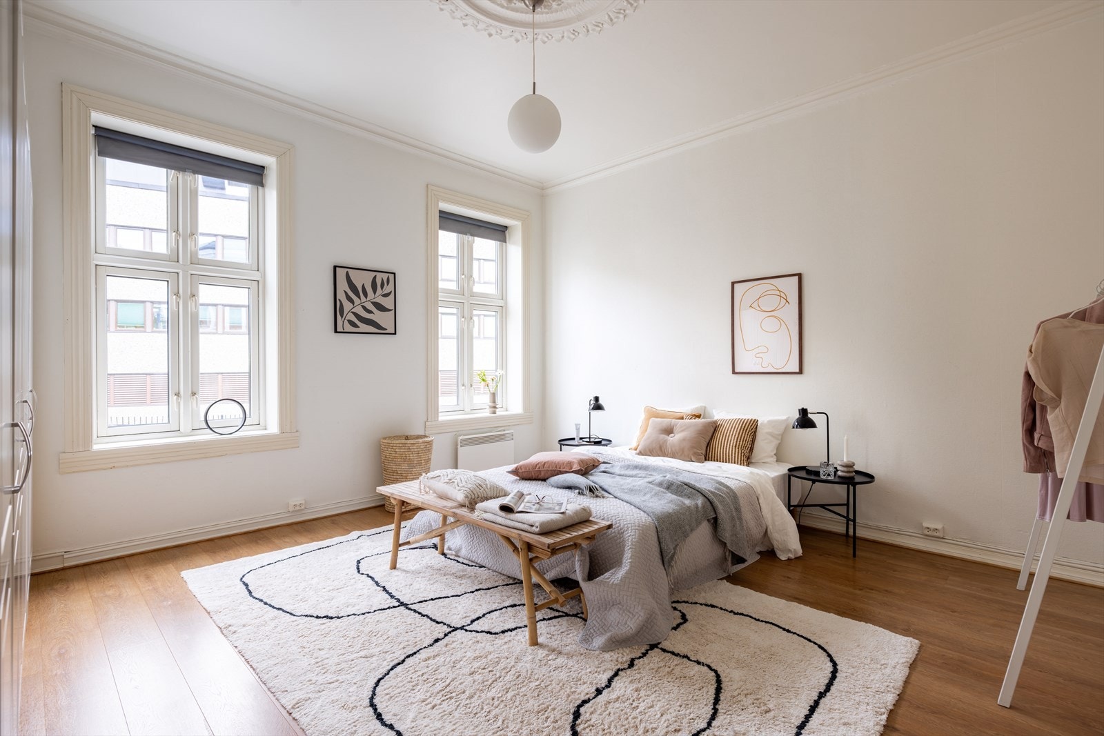 Hovedsoverommet er romslig, med god plass til dobbeltseng, nattbord og oppbevaring. Galleribilde