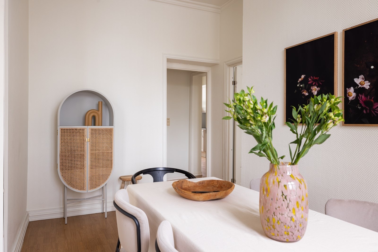 Spisebordet blir det naturlige samligspunktet når man inviterer til hyggelige lag. Galleribilde