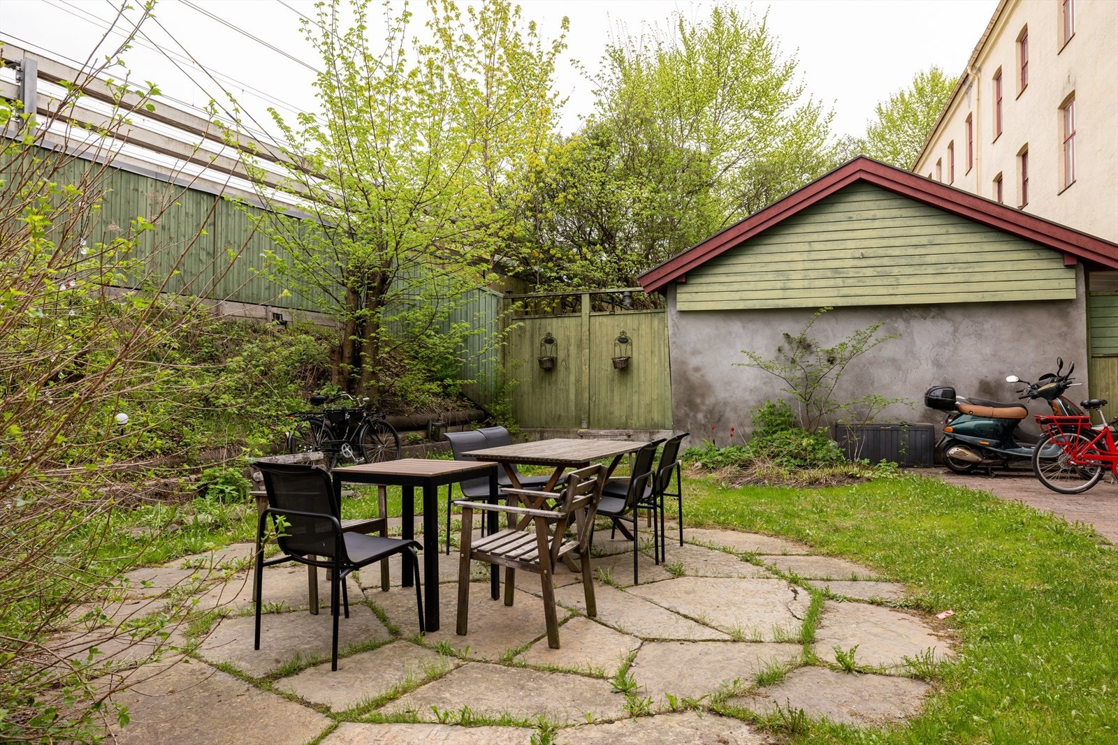 Sykkelen kan parkeres langs veggen. Galleribilde