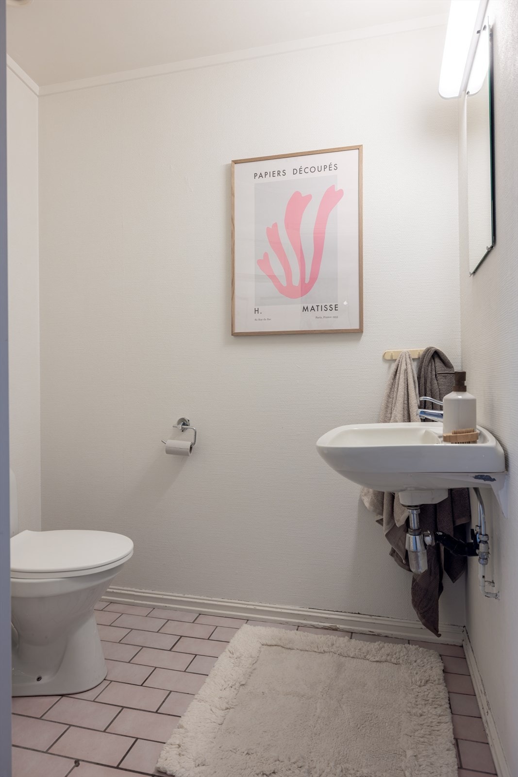 Leiligheten har eget toalettrom innredet med servant og toalett. Det flislagte gulvet har varmekabler. Galleribilde