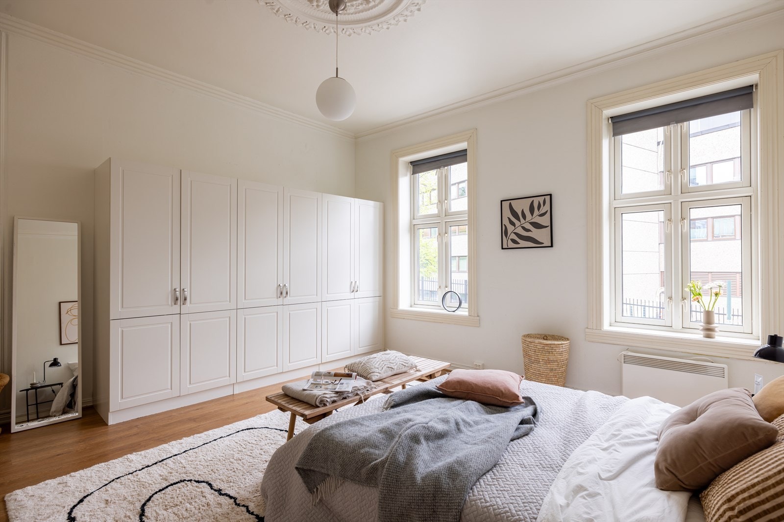 Det fantastiske lysinnslippet fra de store vinduene, gir en helt egen atmosfære. På kveldstid kan du trekke ned rullegardinene, og få det mørkt og behagelig. Galleribilde