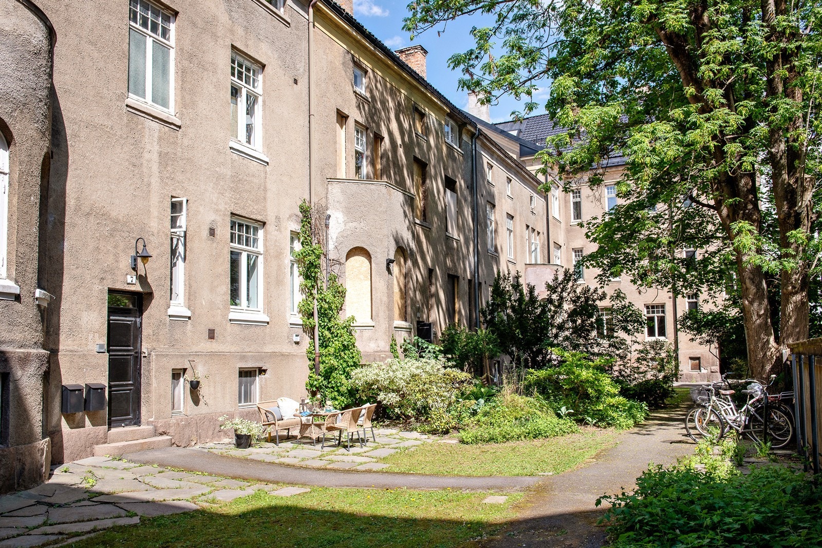 Adkomst til boligen fra bakgården (HALVDAN SVARTES GATE) Skjermet og idyllisk bakgård. Galleribilde