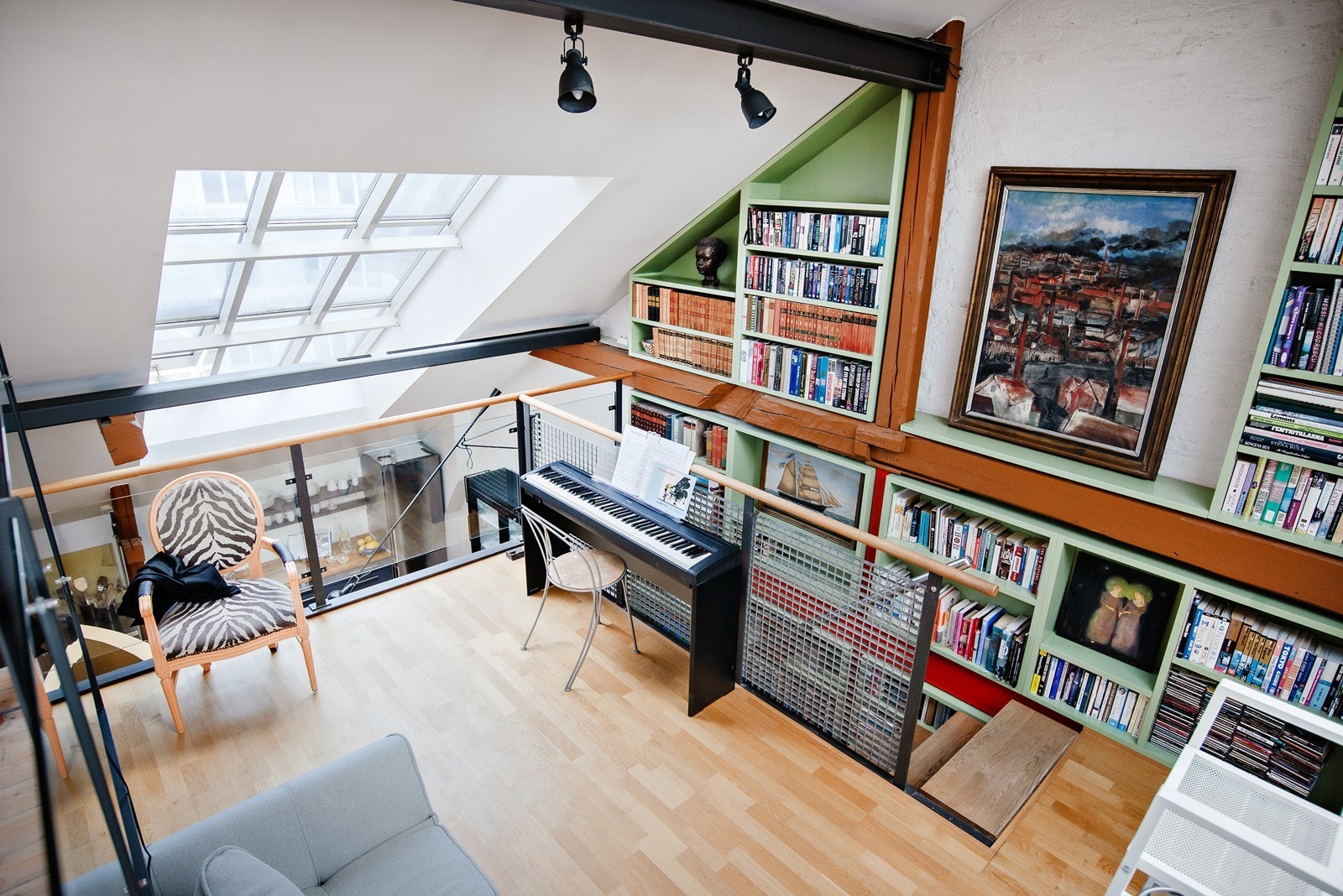 Leiligheten bærer preg av en arkitektonisk stil, snekkertilpassede hyller fra gulv til tak. Galleribilde