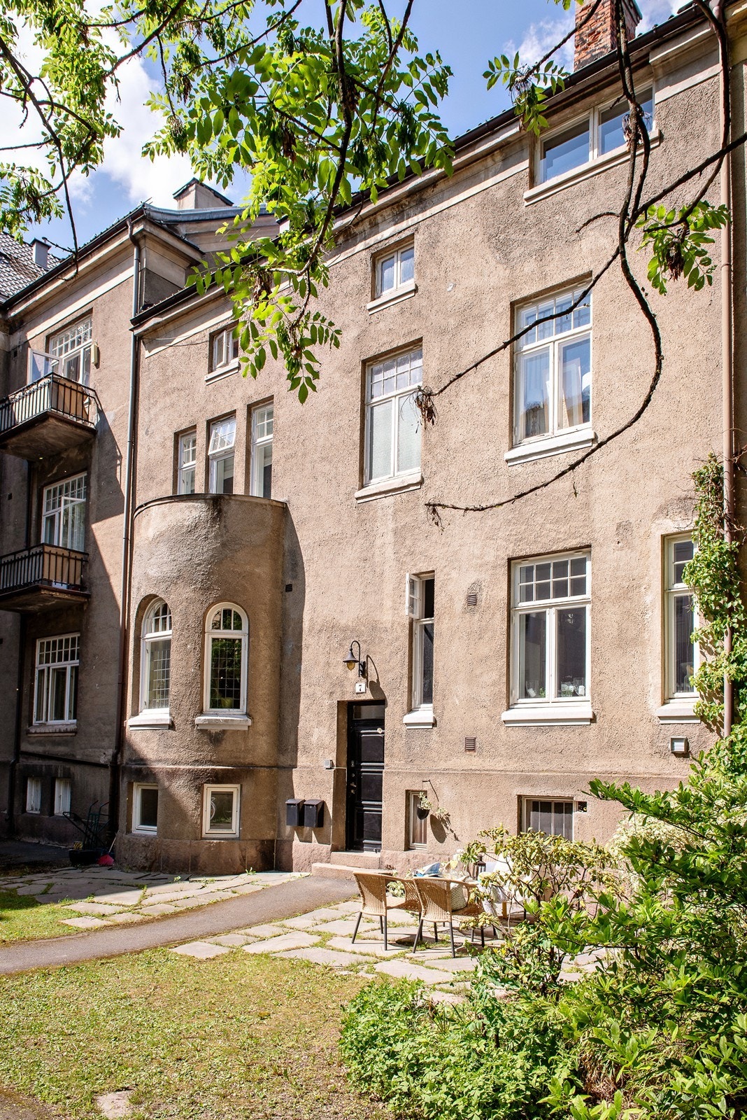 Iflg vedtektene er uteplassen i bakgården felles med nabo i snr. 1. Galleribilde