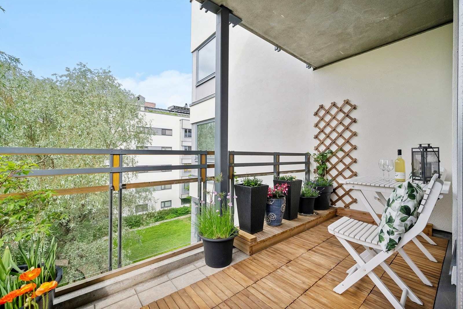 Her er det plass det du måtte ønske av utemøbler og grill for fine sommerdager! Galleribilde