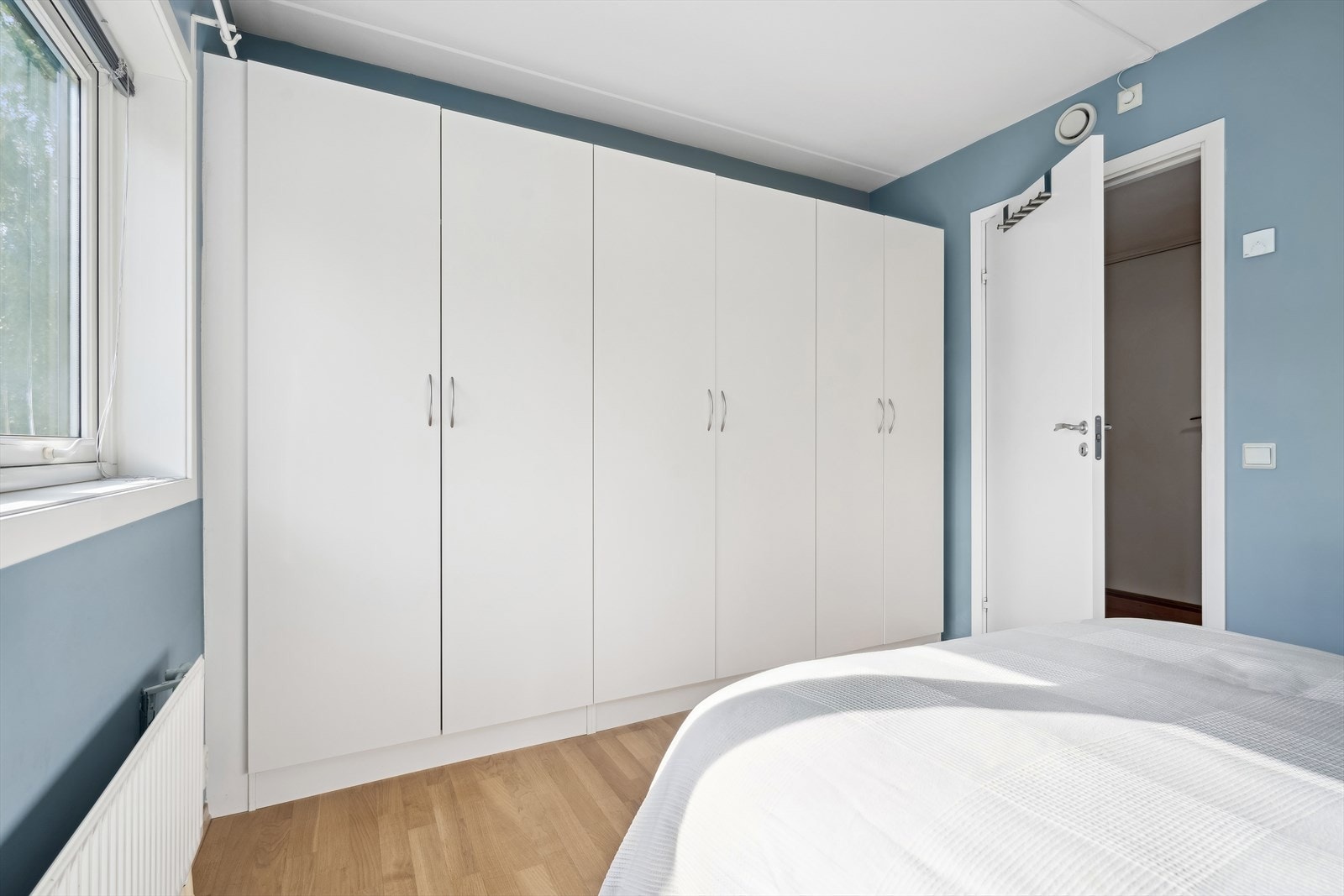 Rikelig med skapplass i garderobeskap langs veggen. Galleribilde