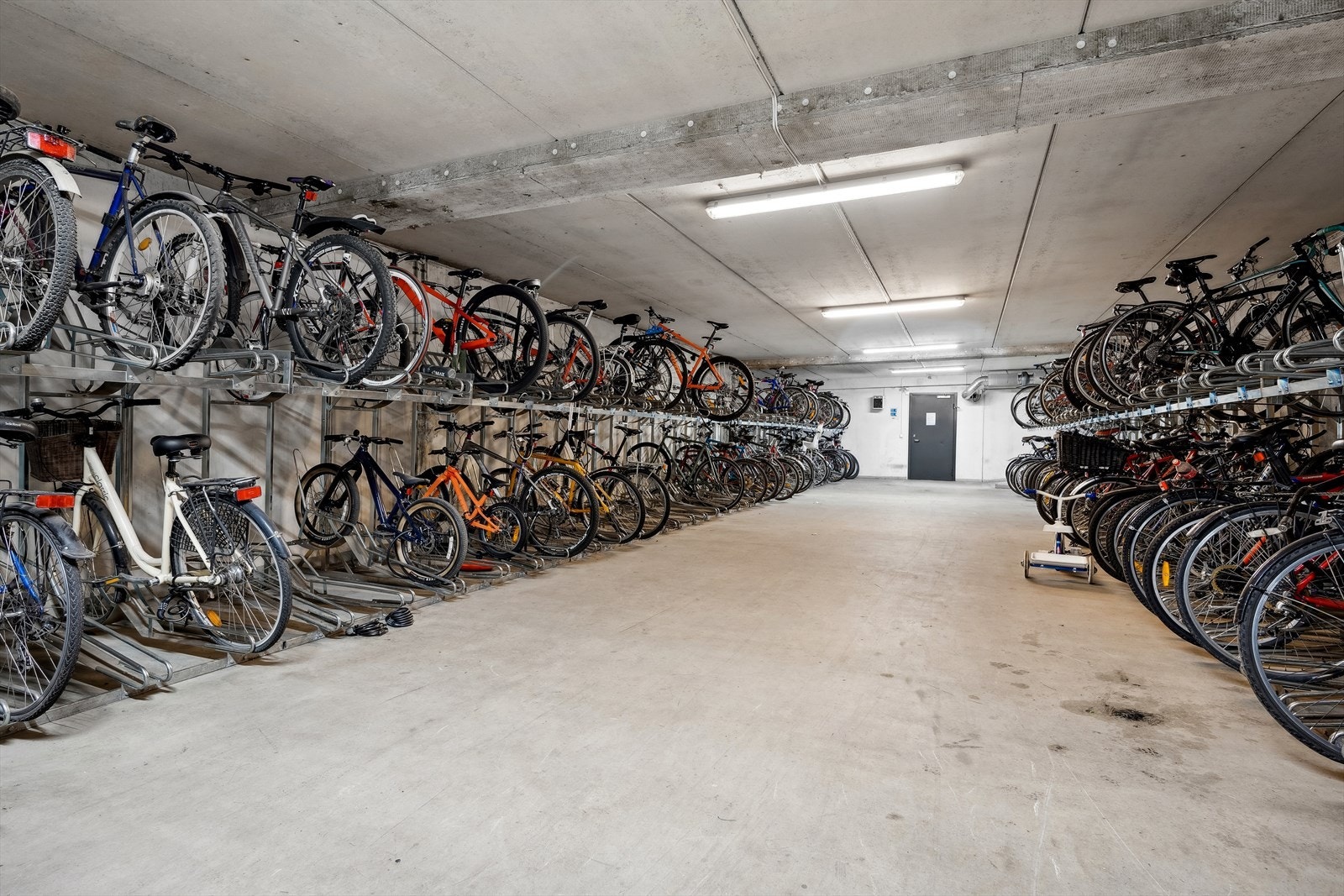I garasjeanlegget er det en særdeles stor sykkelparkering. Galleribilde