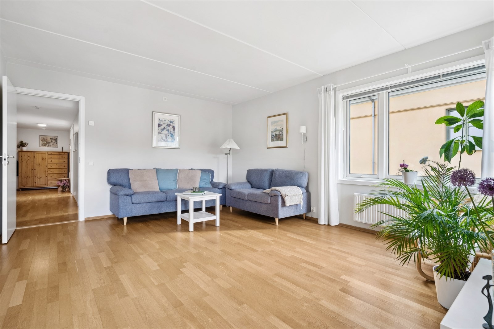 Det er god plass til en sofa- og spisegruppe med ønsket møblement. Galleribilde