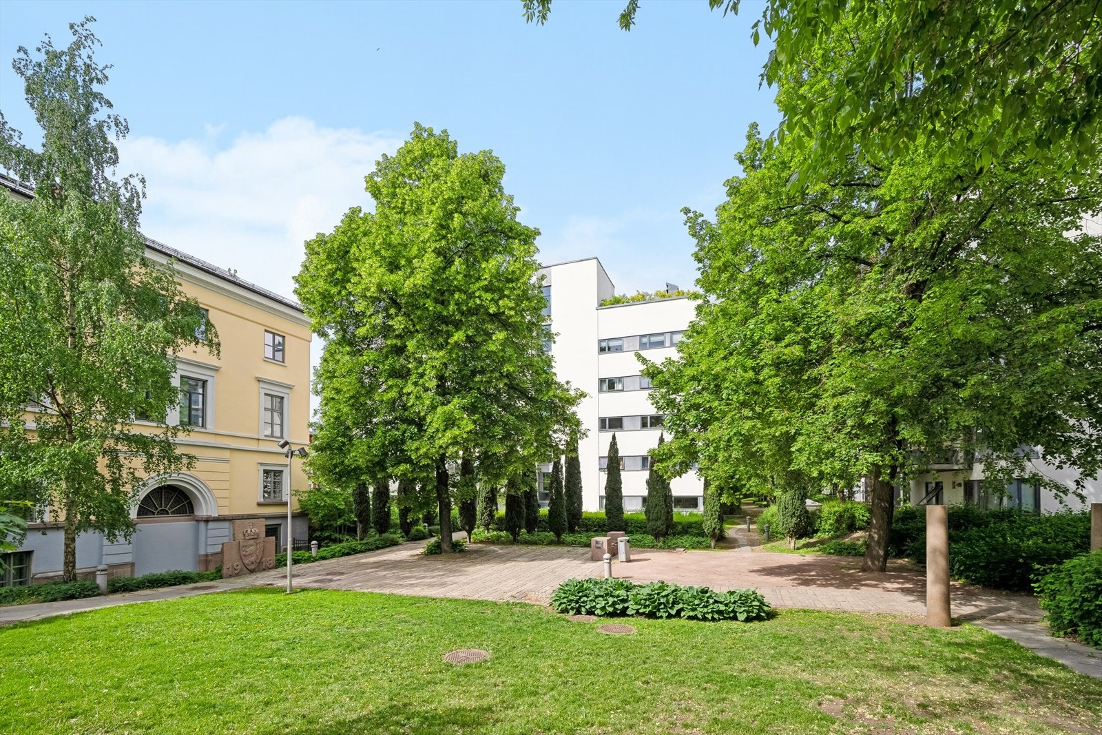 Spesielt for området er kombinasjonen av bevaring og ombygning av en del av de gamle sykehusbygningene og nybygde blokker. Galleribilde