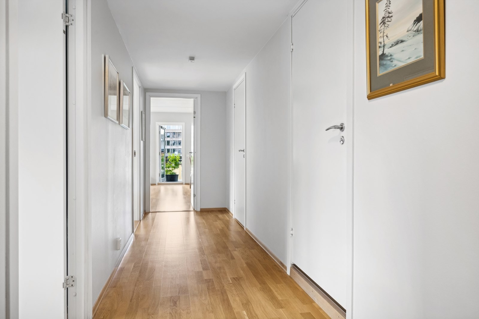 I 2021 ble vegger og tak i gangen malt. Galleribilde