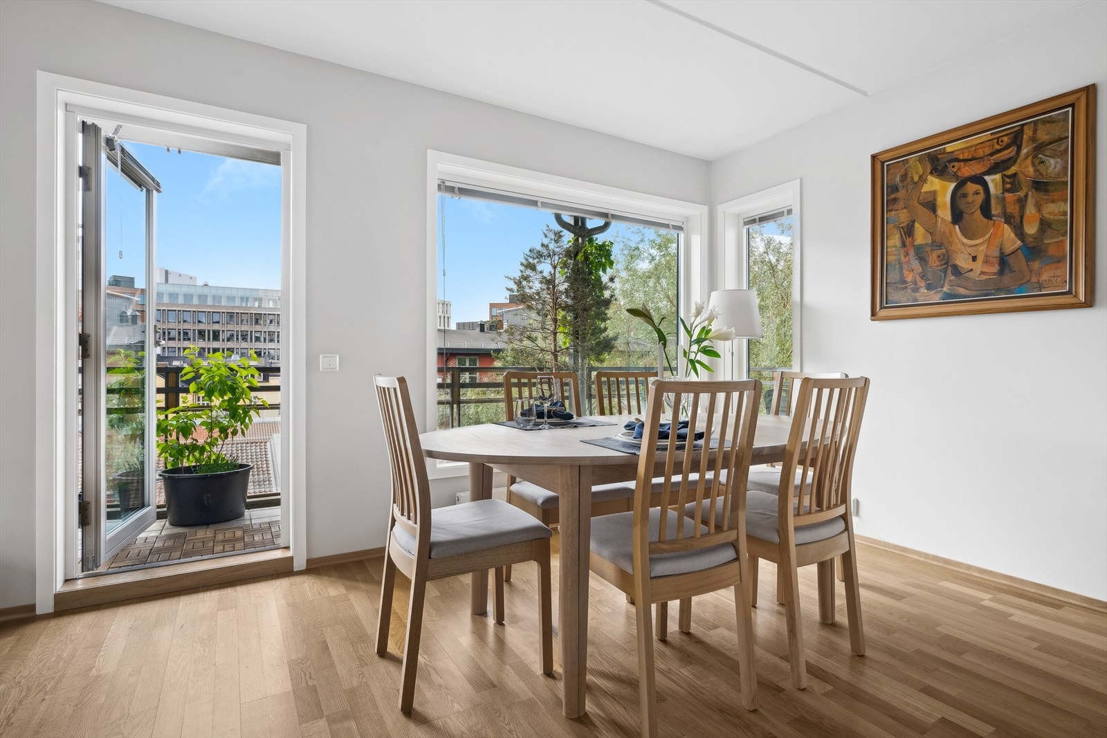 Her er det god plass til hyggelig spisebord i tilknytning til kjøkkenet. Galleribilde