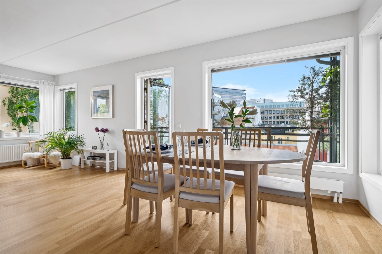 En flott stue med vindusflater i flere retninger som skaper fine lysforhold. Galleribilde