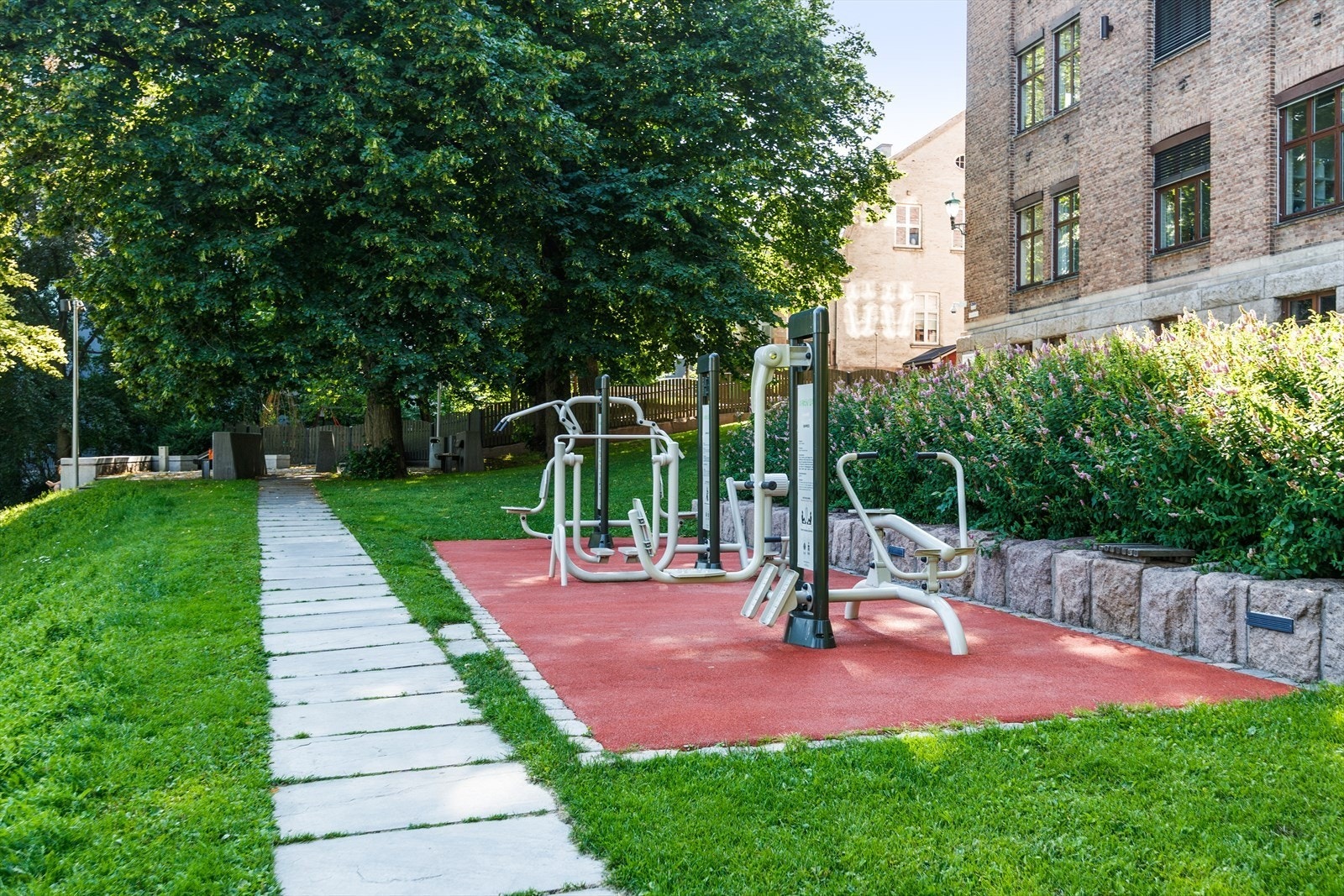 Gode treningsmuligheter i området. Forøvrig kort vei til Treningshuset og SiO Athletica Centrum. Som ligger innen ca. 3 og 6 minutters gange. Galleribilde