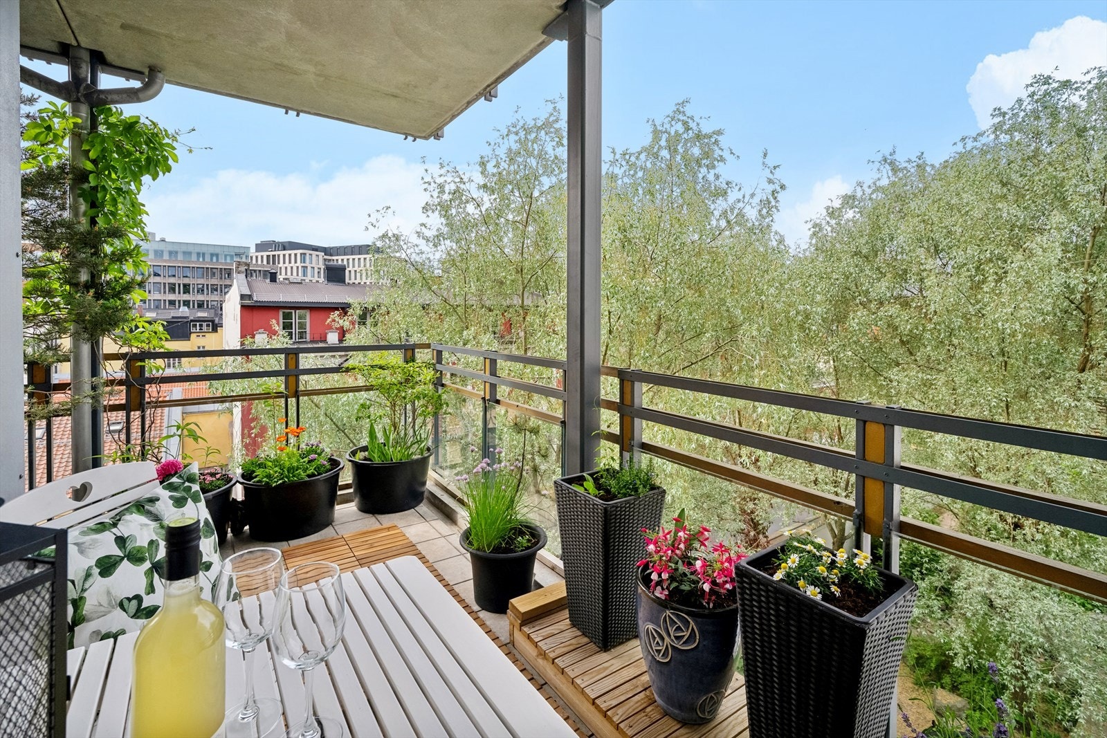 Balkongen er på 17 m² og vender mot sør og vest med herlige solforhold. Galleribilde