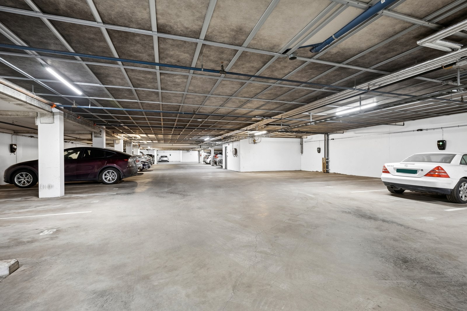 En del seksjonseiere har kjøpt garasjeplass i garasjeanlegget som ligger en heistur unna. Felles garasje med 240 parkeringsplasser, sykkelparkering og kjellerboder er organisert i Pilestredet Park Garasjesameie. Galleribilde