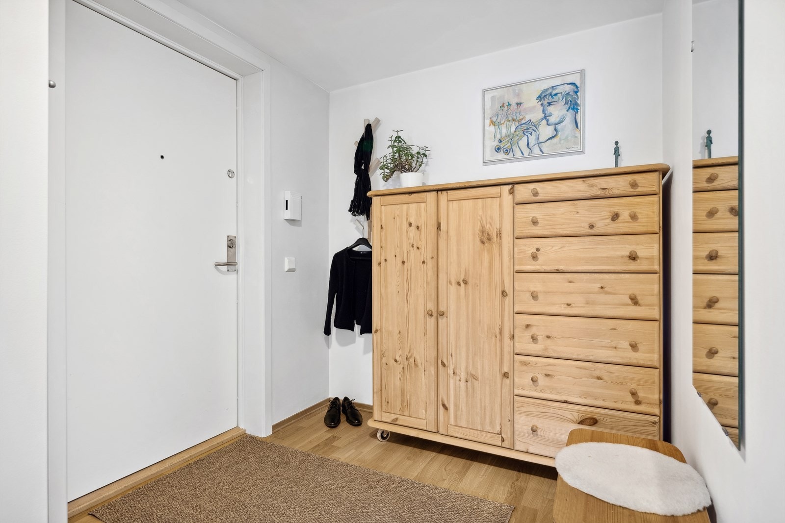 Med heis tar du deg enkelt opp til byggets 4. etasje. En innbydende og romslig entré med med plass til å sette opp garderobeskap eller annen innredning. Defigo dørsystem (digital fjernåpning) er installert på sameiets ytterdør. Galleribilde