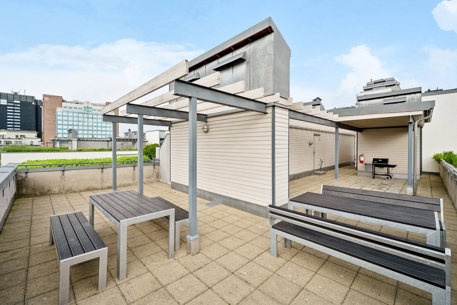 Sameiets felles takterrasse med godt med plass, flere soner, sittegrupper, grill, flott utsikt og fantastiske solforhold. Galleribilde