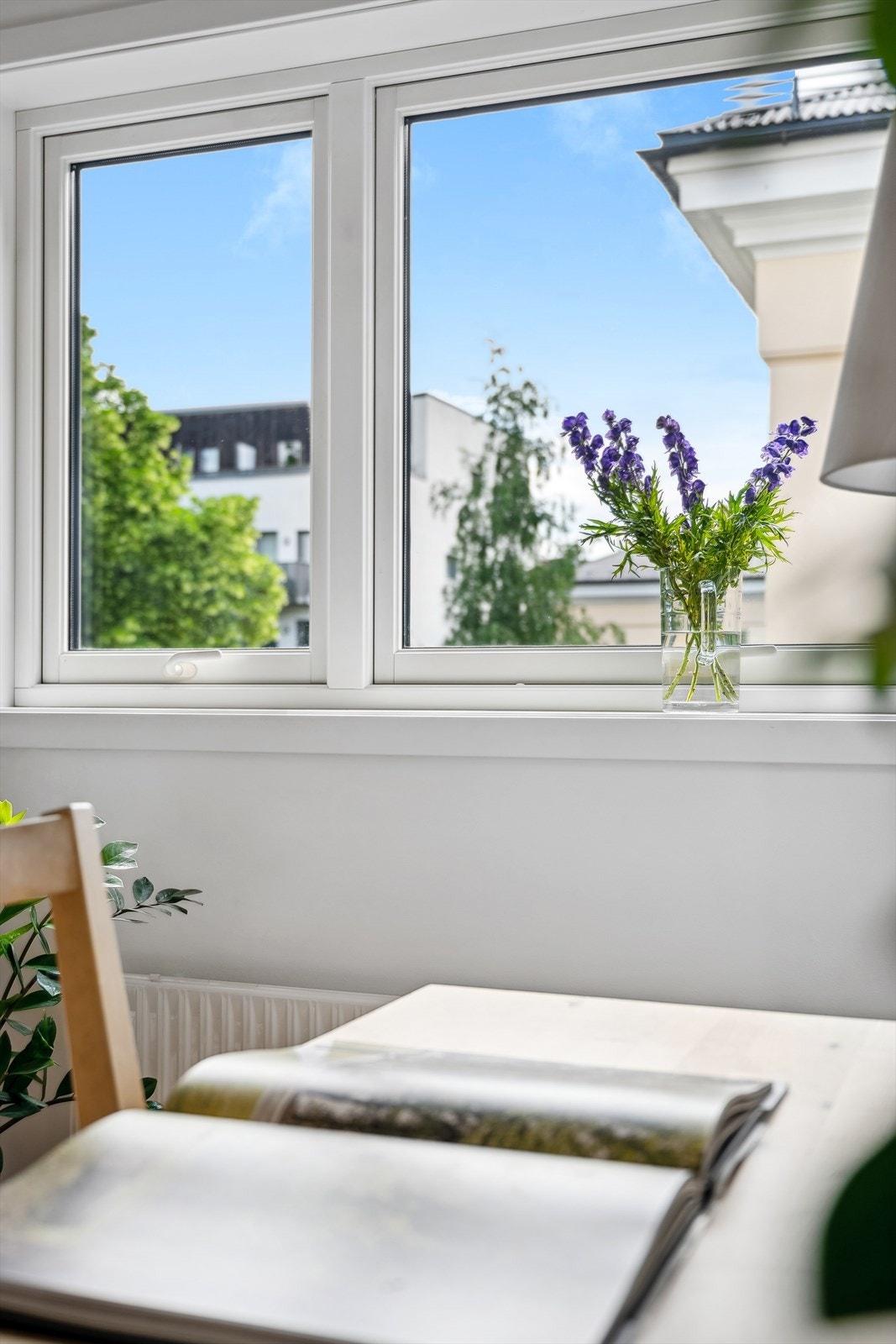 Begge soverommene vender forøvrig inn mot sameiets fellesområdet i rolige og grønne omgivelser. Galleribilde