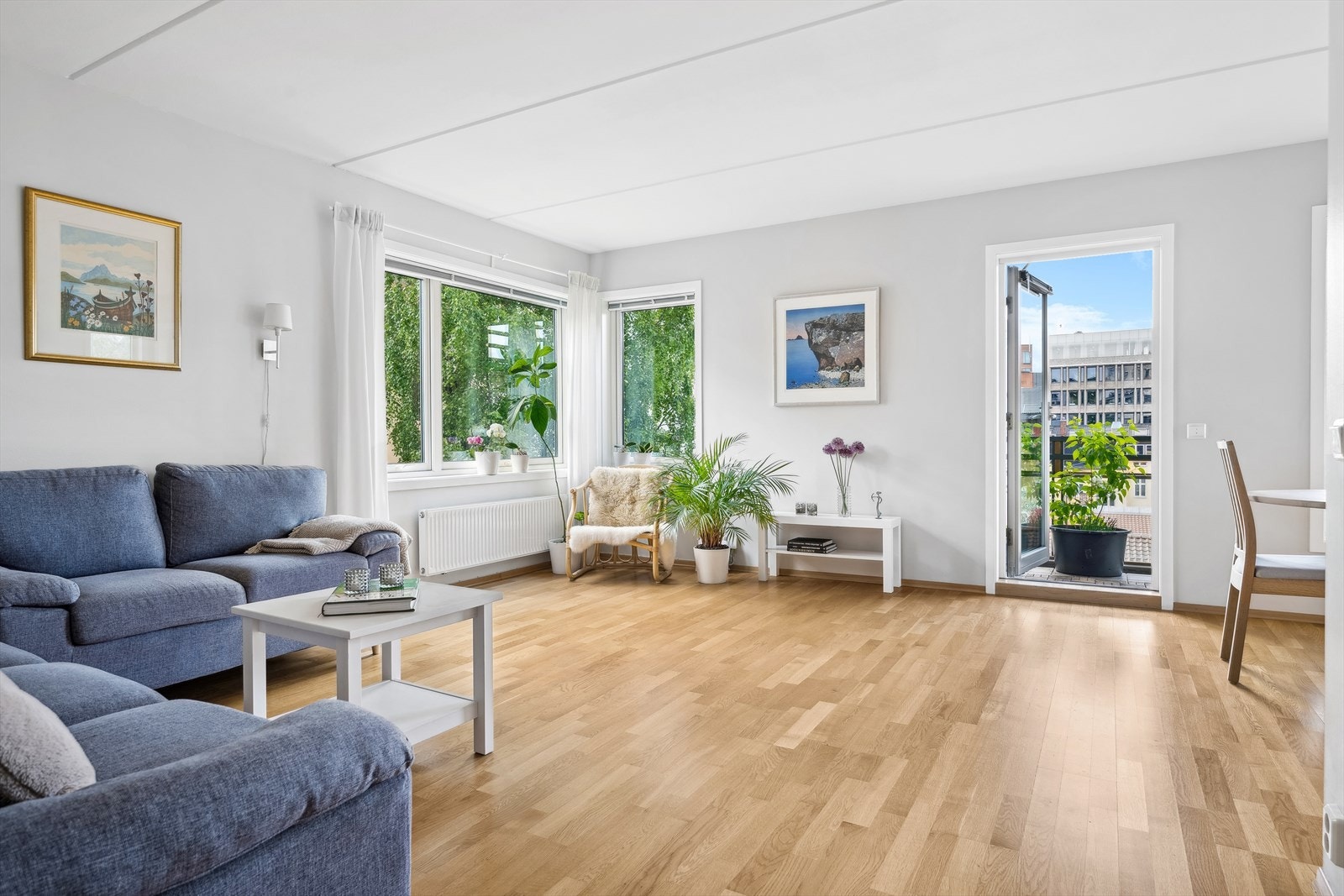 Slette vegger med malte plater og gulv i eikeparkett. Galleribilde