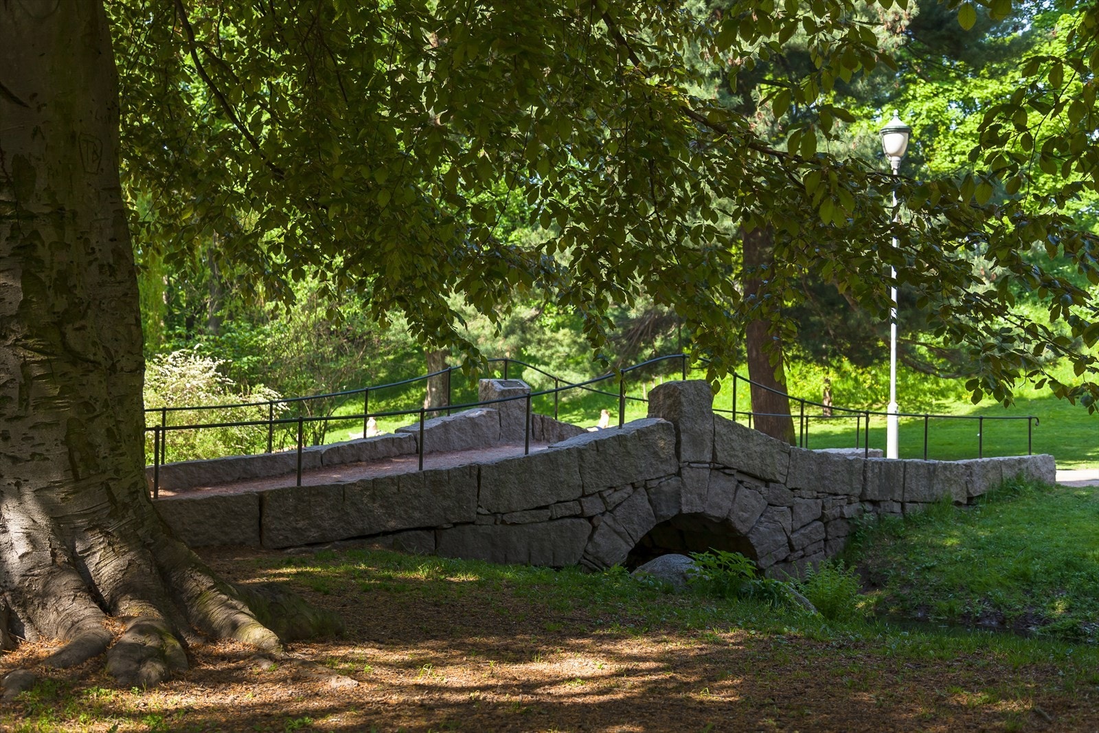 Steinhvelvsbrua i St.Hanshaugen park. Galleribilde