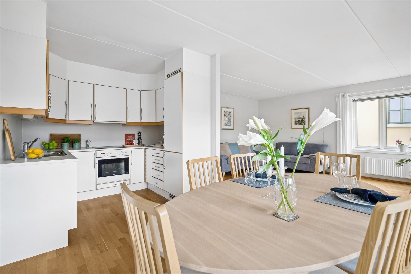 Kjøkkeninnredning med glatte fronter, takhøye overskap, heltre benkeplate med nedfelt vask-og skyllekum. Galleribilde