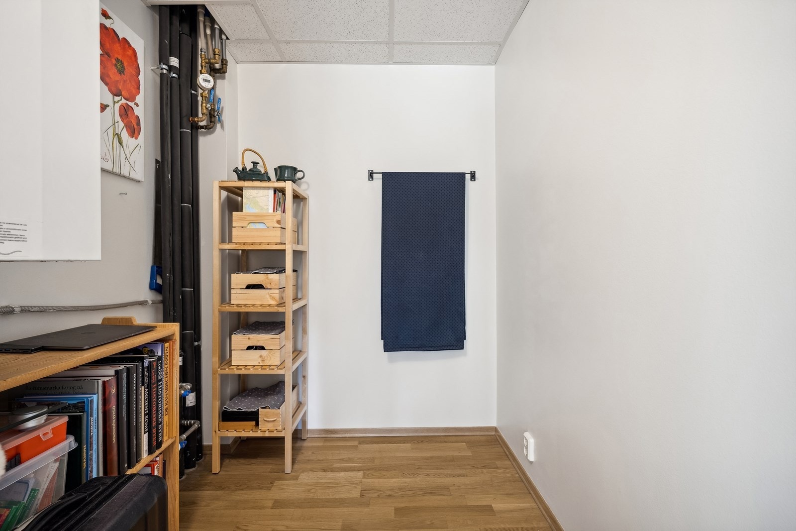 Fra entréen er det adkomst til boligens innvendige bod/teknisk rom på 3m² for oppbevaring. Galleribilde