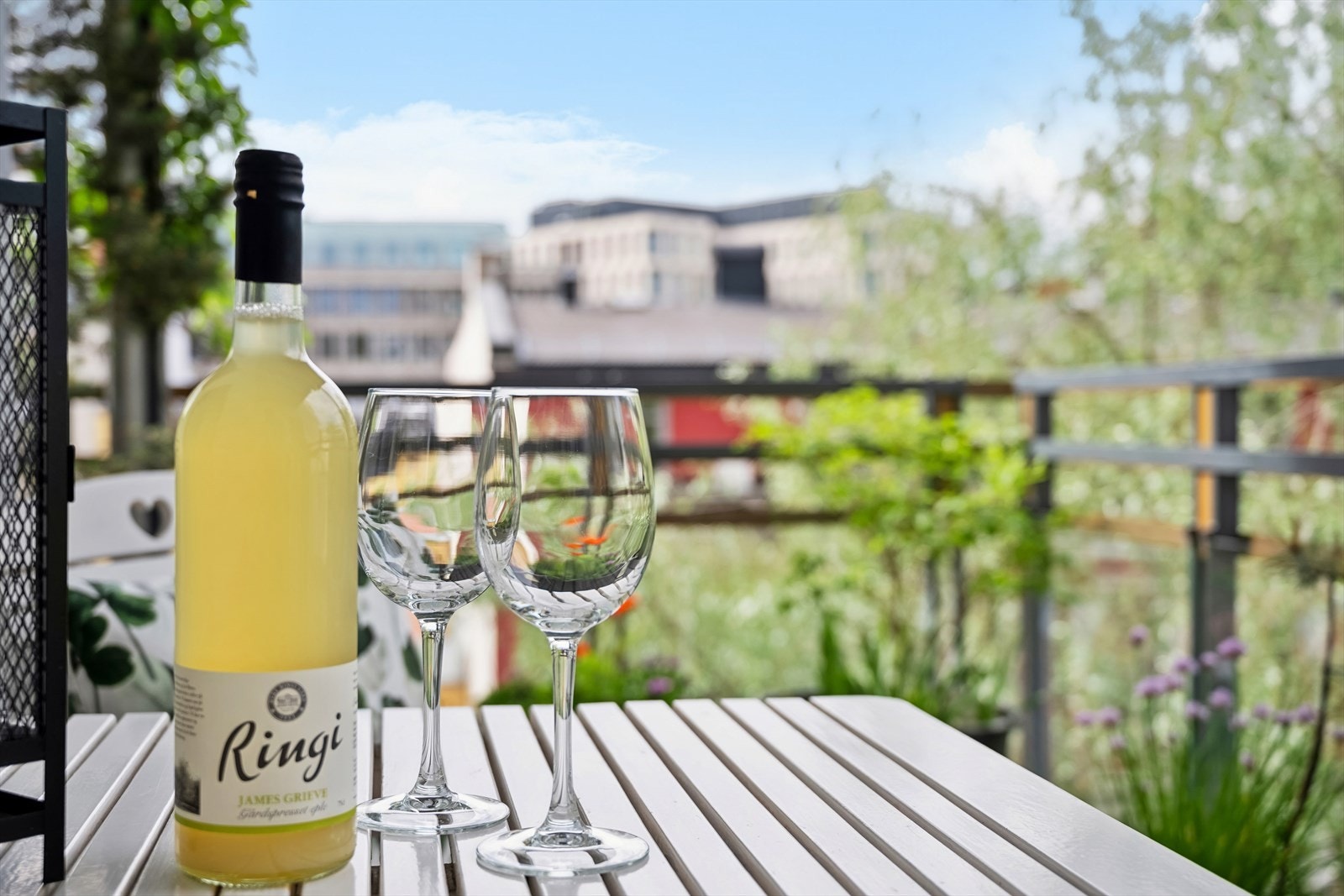 Det er rekkverk med glassfelt for bevaring av utsikten. Galleribilde