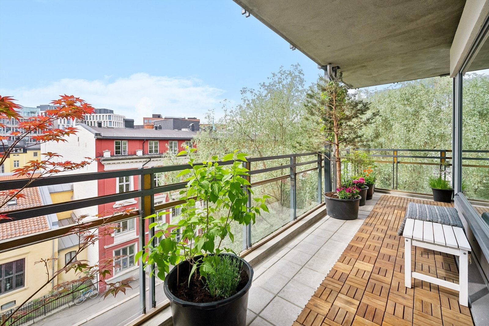 En attraktiv og særdeles stor 3-rom hjørneleilighet beliggende i 4 etasje med solrik hjørne-balkong med flott utsikt. Galleribilde