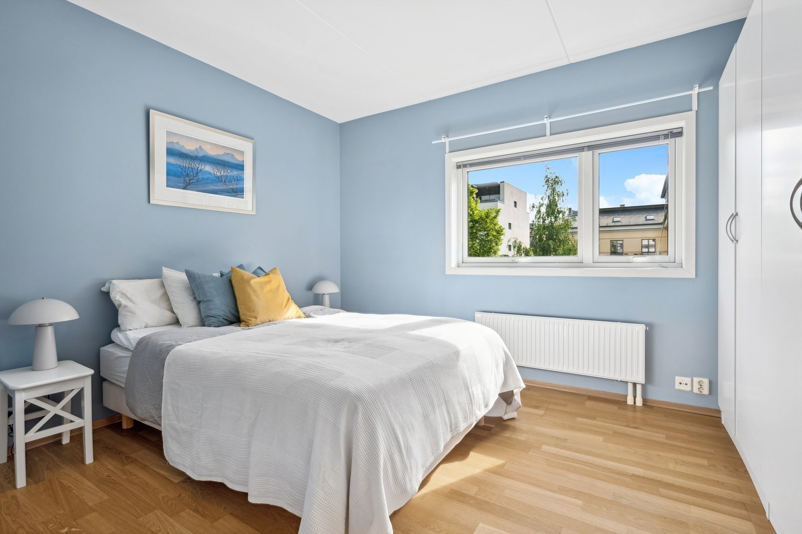 Stort hovedsoverom med plass til dobbeltseng og tilhørende nattbord. Galleribilde