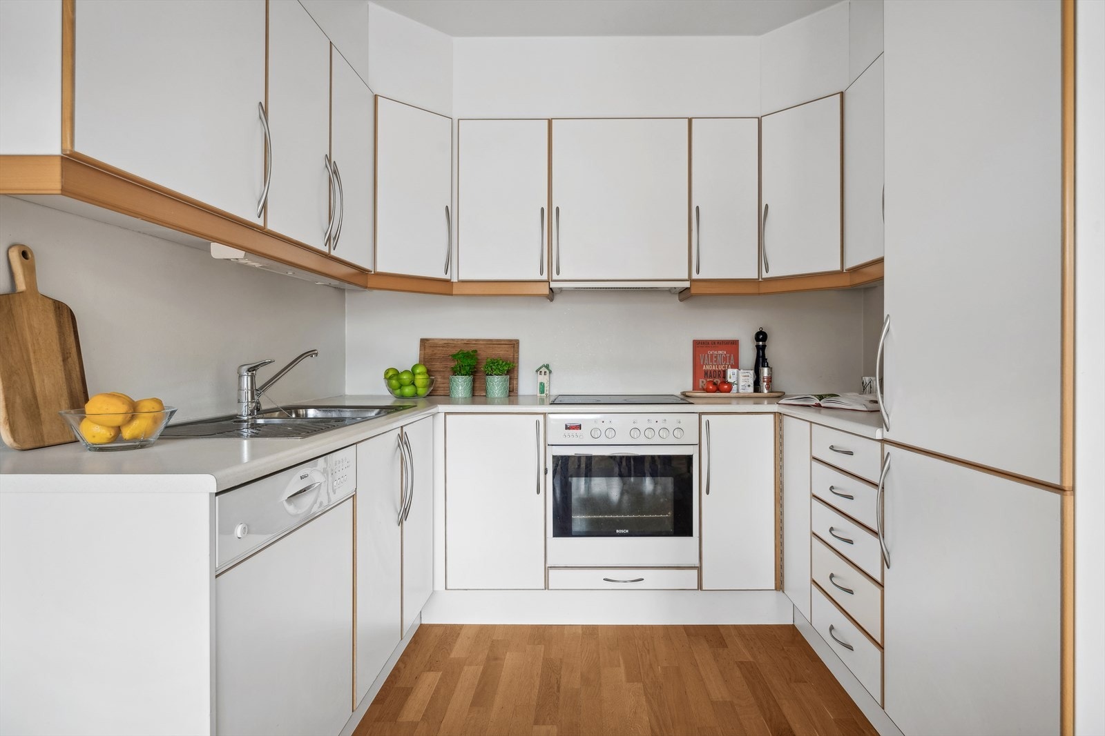 Integrert koketopp, stekeovn, oppvaskmaskin og kjøl/fryseskap. Det er avtrekk over kokeplass. Galleribilde