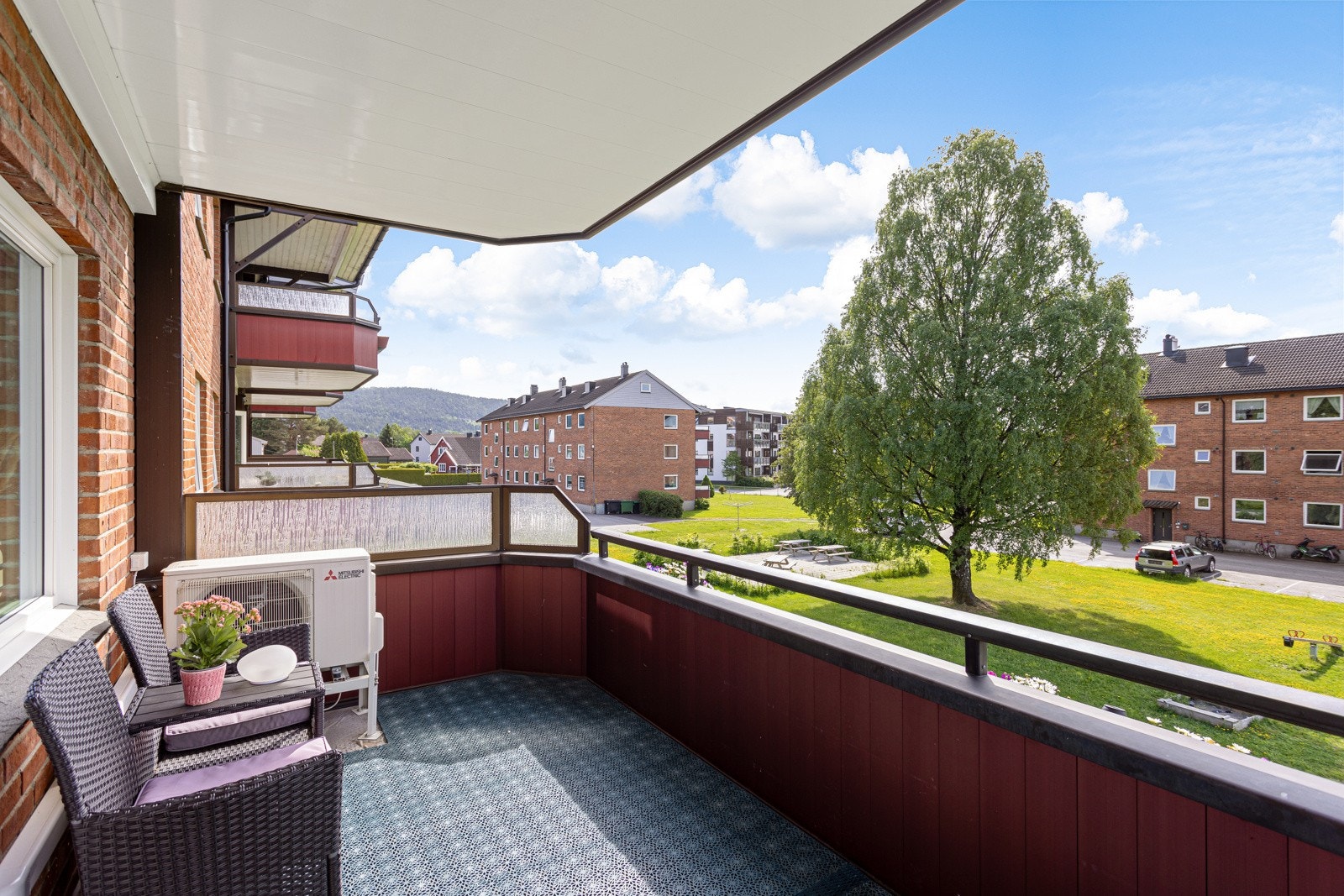 Boligen ligger på Hovenga som er et av Porsgrunn mest attraktive boligområder. Her ligger du tilbaketrukket, men likevel bare en liten spasertur fra Porsgrunn sentrum. Galleribilde
