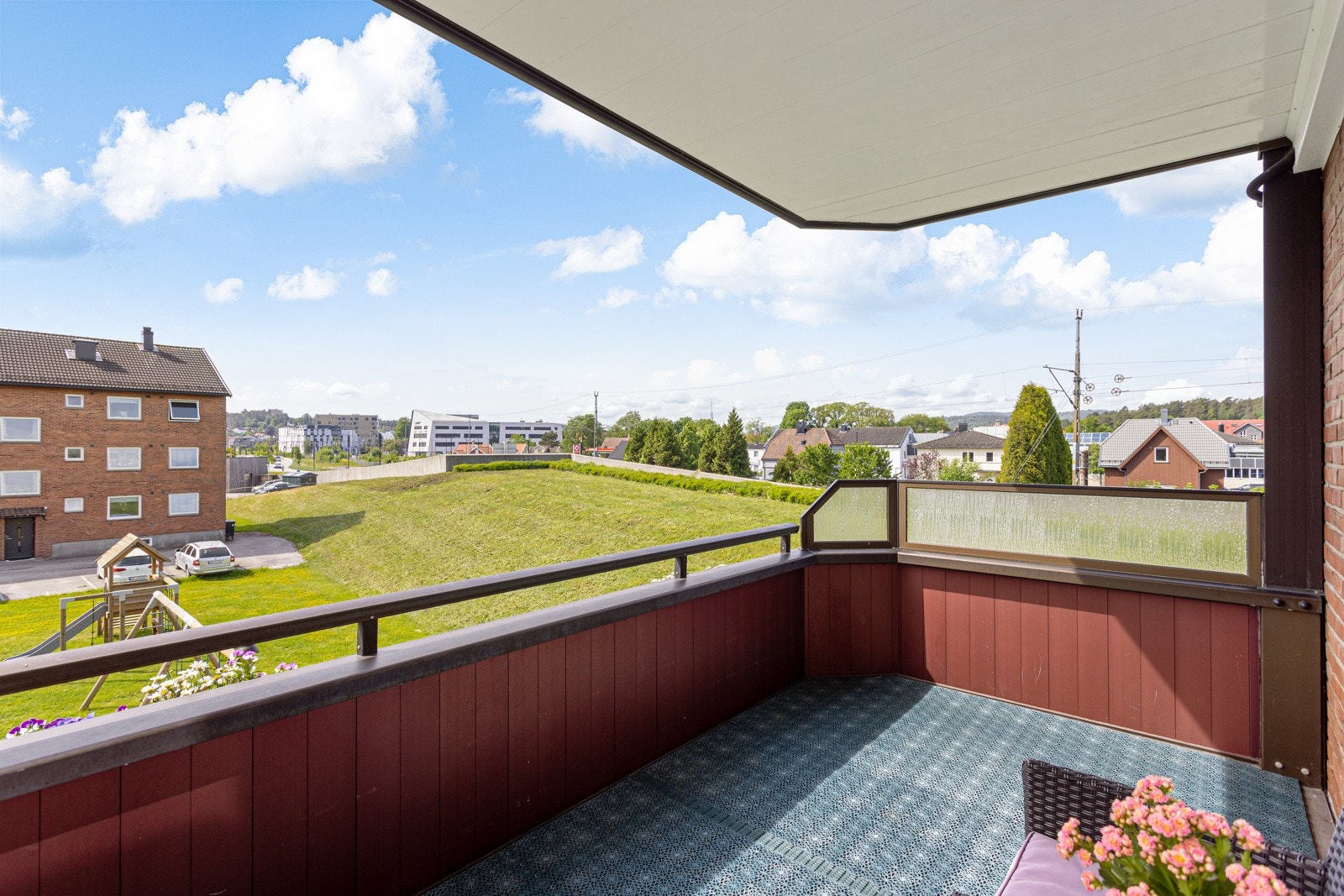 Overbygget og lun terrasse med fine solforhold Galleribilde
