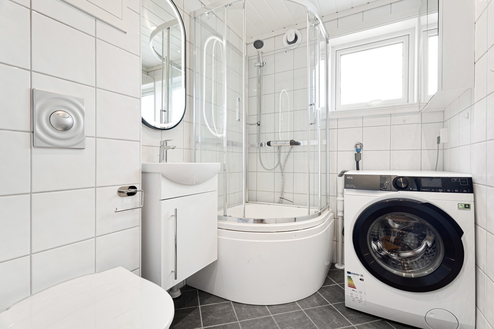 Badet er flisalgt og har varmekabler i gulv. Bad er oppgradert ca. 2014 i regi av borettslaget. Galleribilde