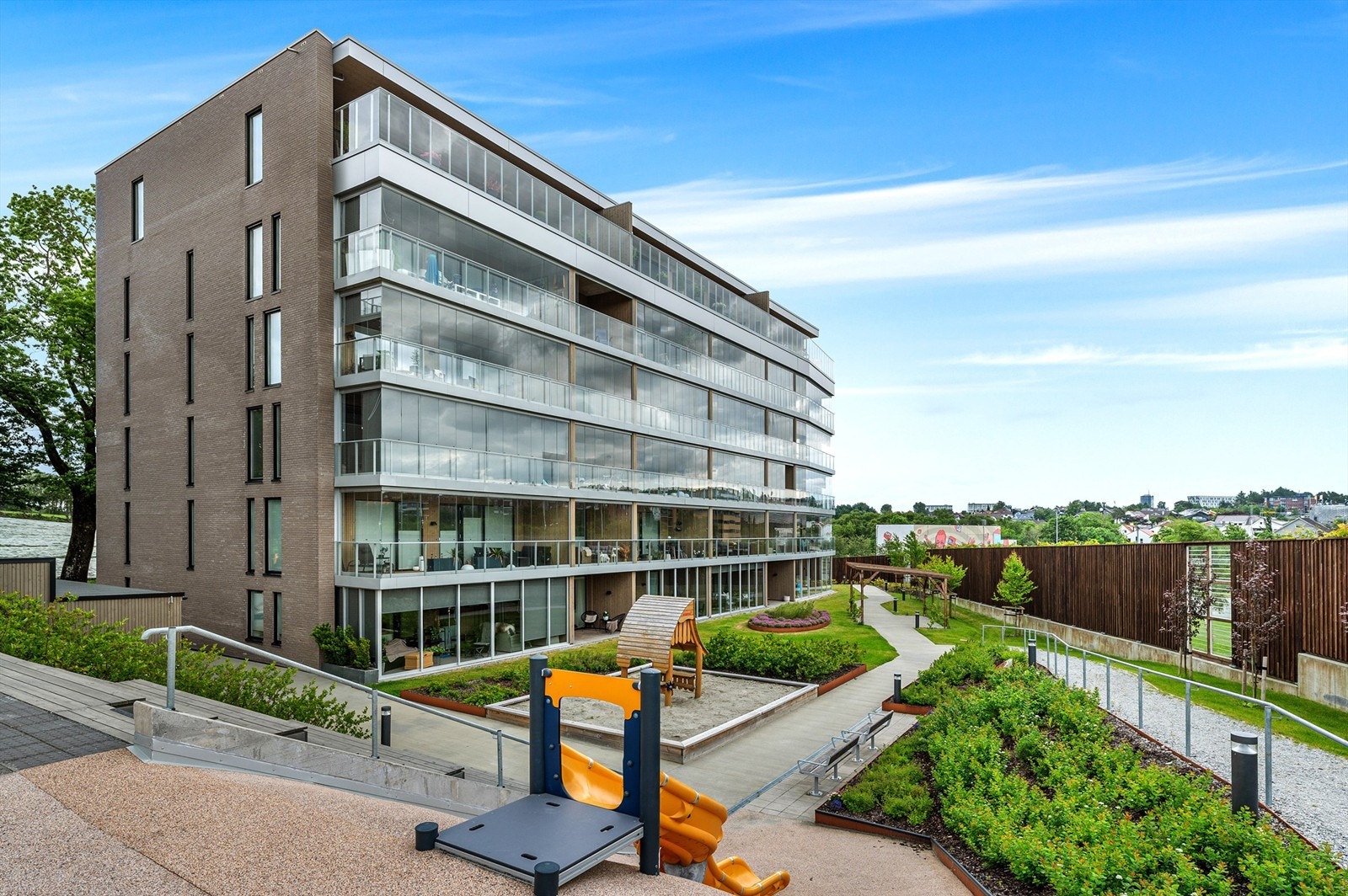 Parkering i lukket garasjeanlegg i Møldalshagen (nabobygget). Mulighet for å installere el-billader Galleribilde