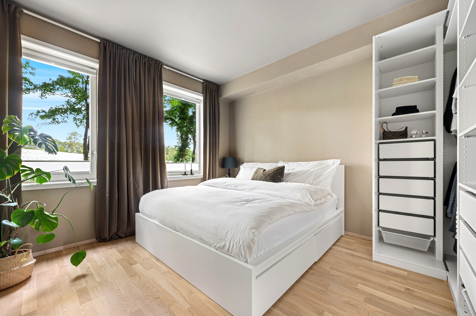 Soverommet er av god størrelse og god plass til oppbevaring i garderobe Galleribilde