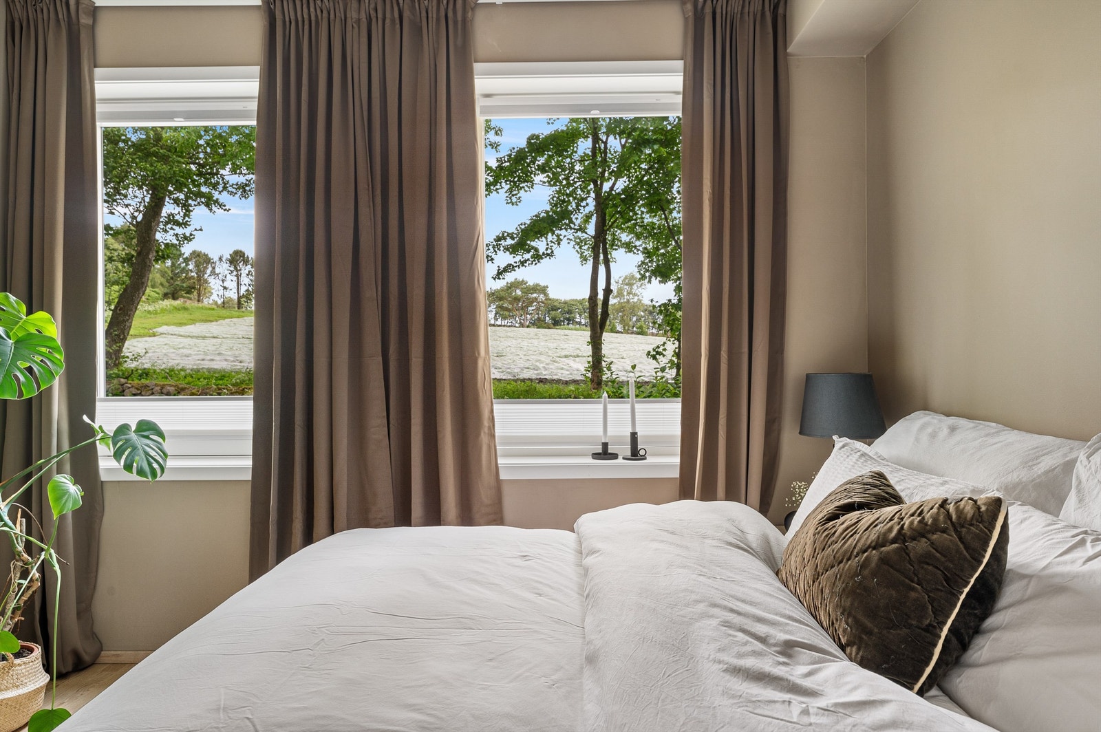 Spesialtilpassede plissegardiner i stue og soverom Galleribilde