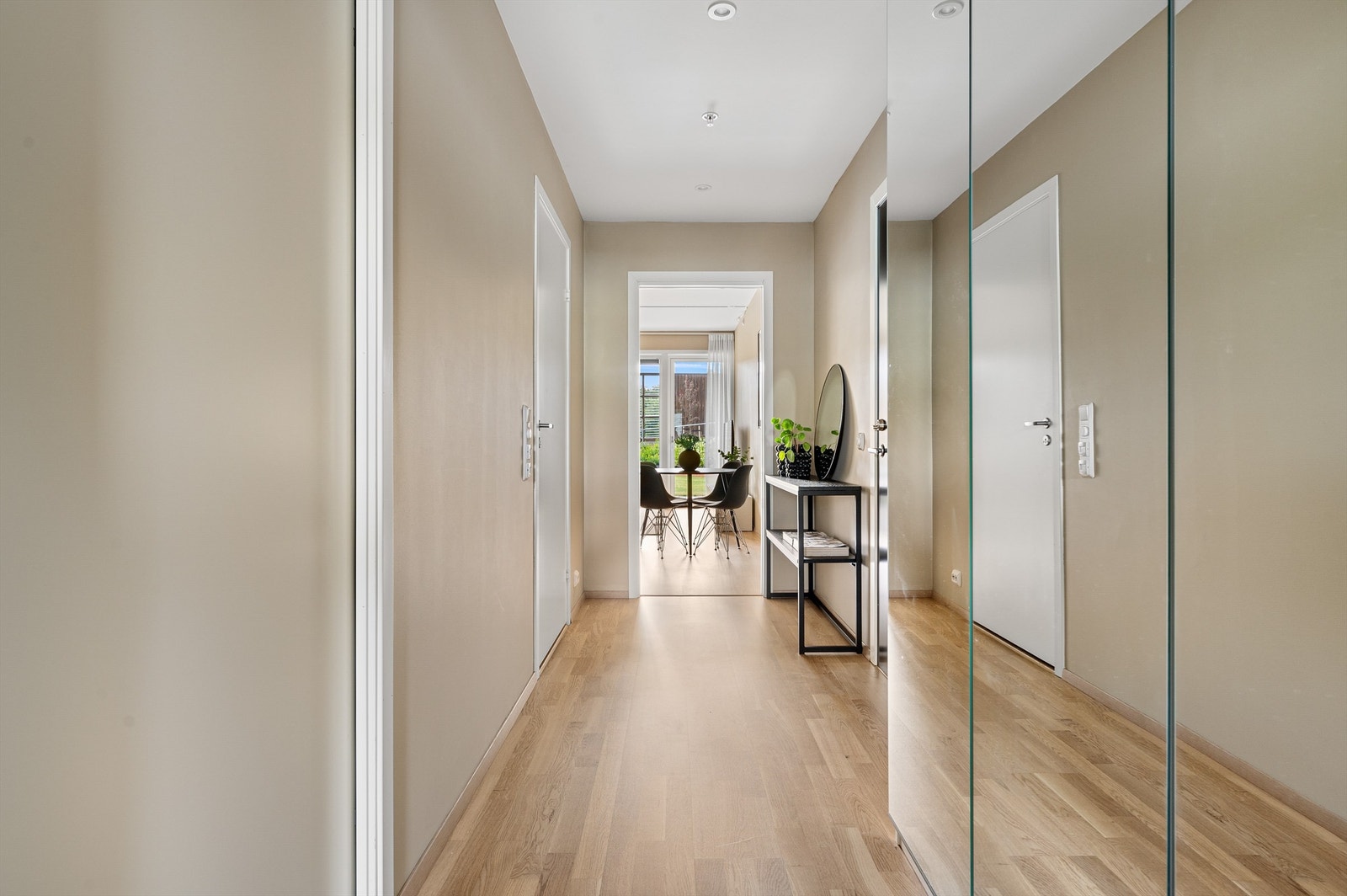 Det er god plass til å henge fra seg yttertøy og sko i garderobeskap i gangen Galleribilde