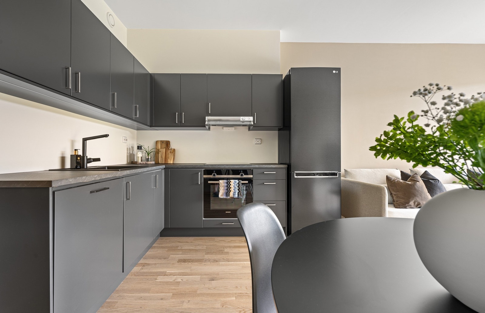 Kjøkkenet har slette fronter og benkeplate av laminat. Det er utstyrt med stekeovn, induksjonstopp, oppvaskmaskin og kjøleskap. Kjøleskap følger ikke handelen Galleribilde