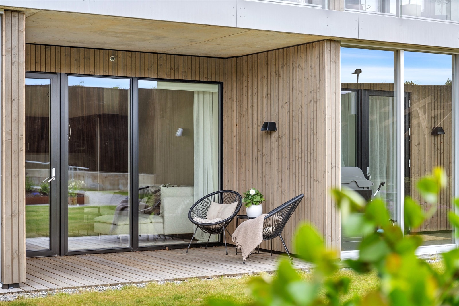 Overbygget sørvendt terrasse som grenser ut mot felles grøntareal Galleribilde