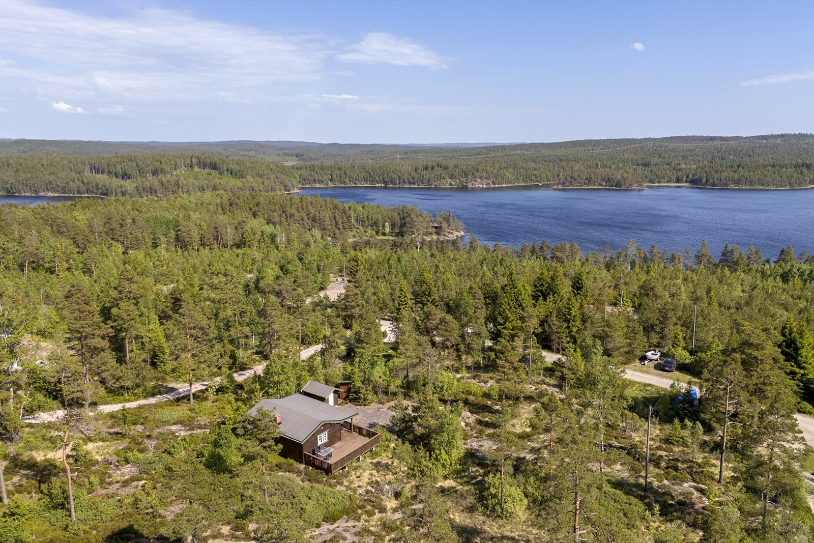 Kort gangvei ned til Ørsjøen med fine bademuligheter Galleribilde