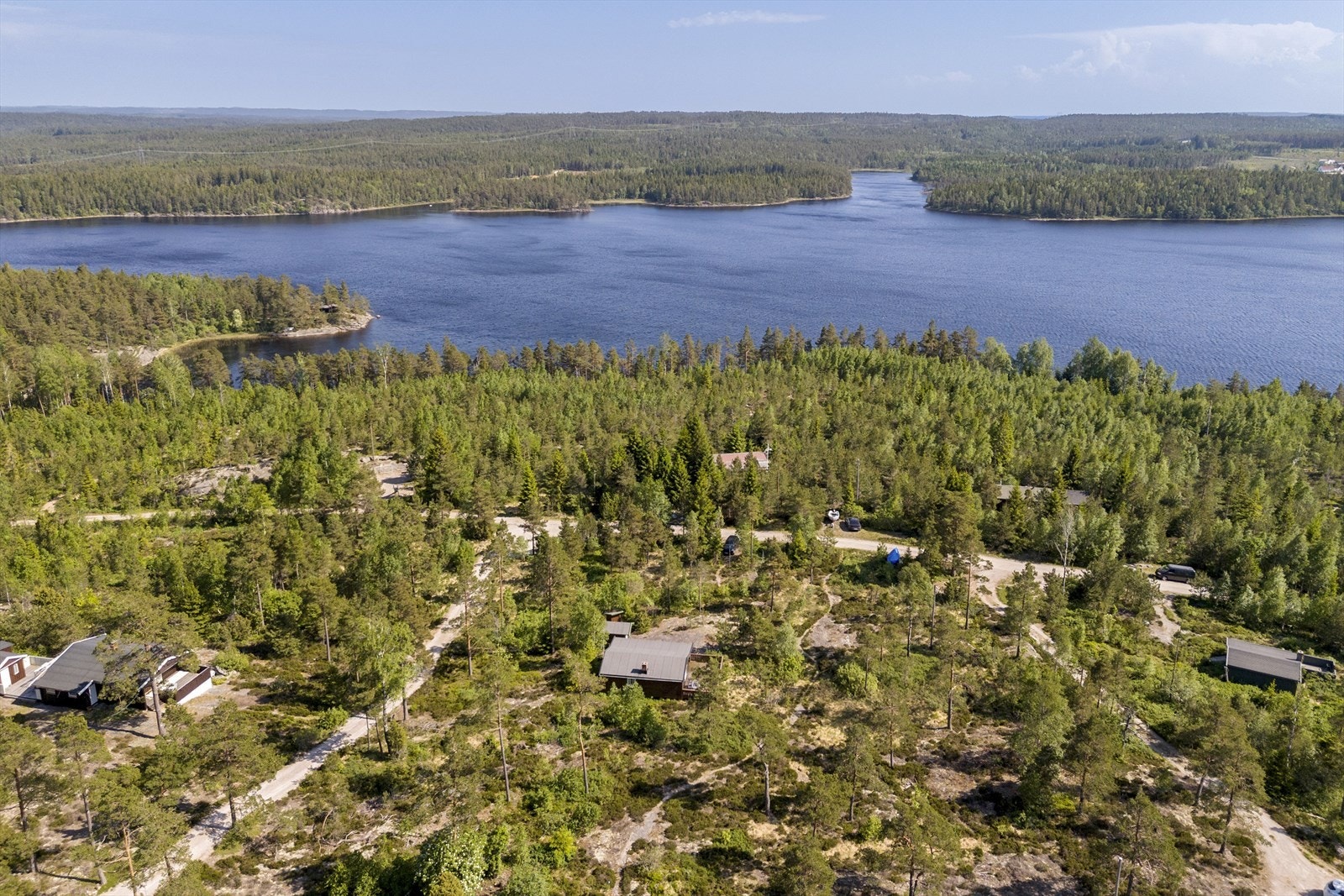 Område består av spredt hyttebebyggelse i vakkert naturterreng Galleribilde