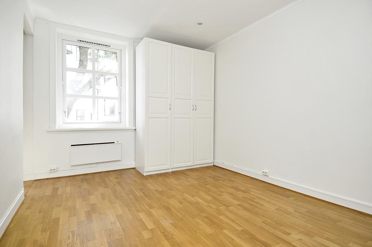 Soverom med garderobeskap. Soverom vender inn mot bakgården. Galleribilde