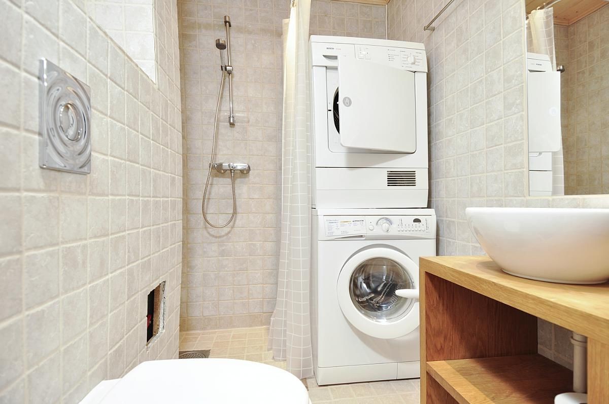 Pent bad med dusj, vegghengt wc, servant og tørketrommel. Opplegg for vaskemaskin. Galleribilde
