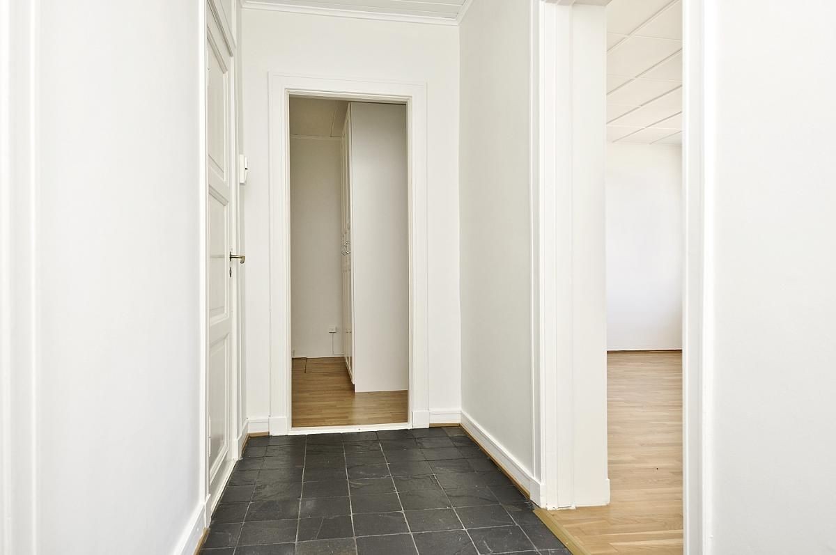 Entrè med fliser på gulv. Galleribilde