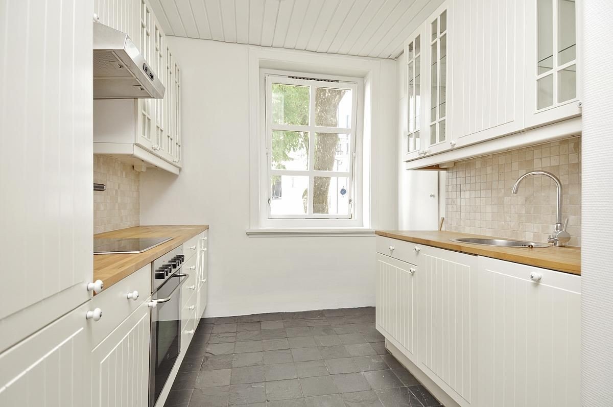 Lyst kjøkken med mye skapplass og integrerte hvitevarer (balkong ble bygd nylig og har utgang her) Galleribilde