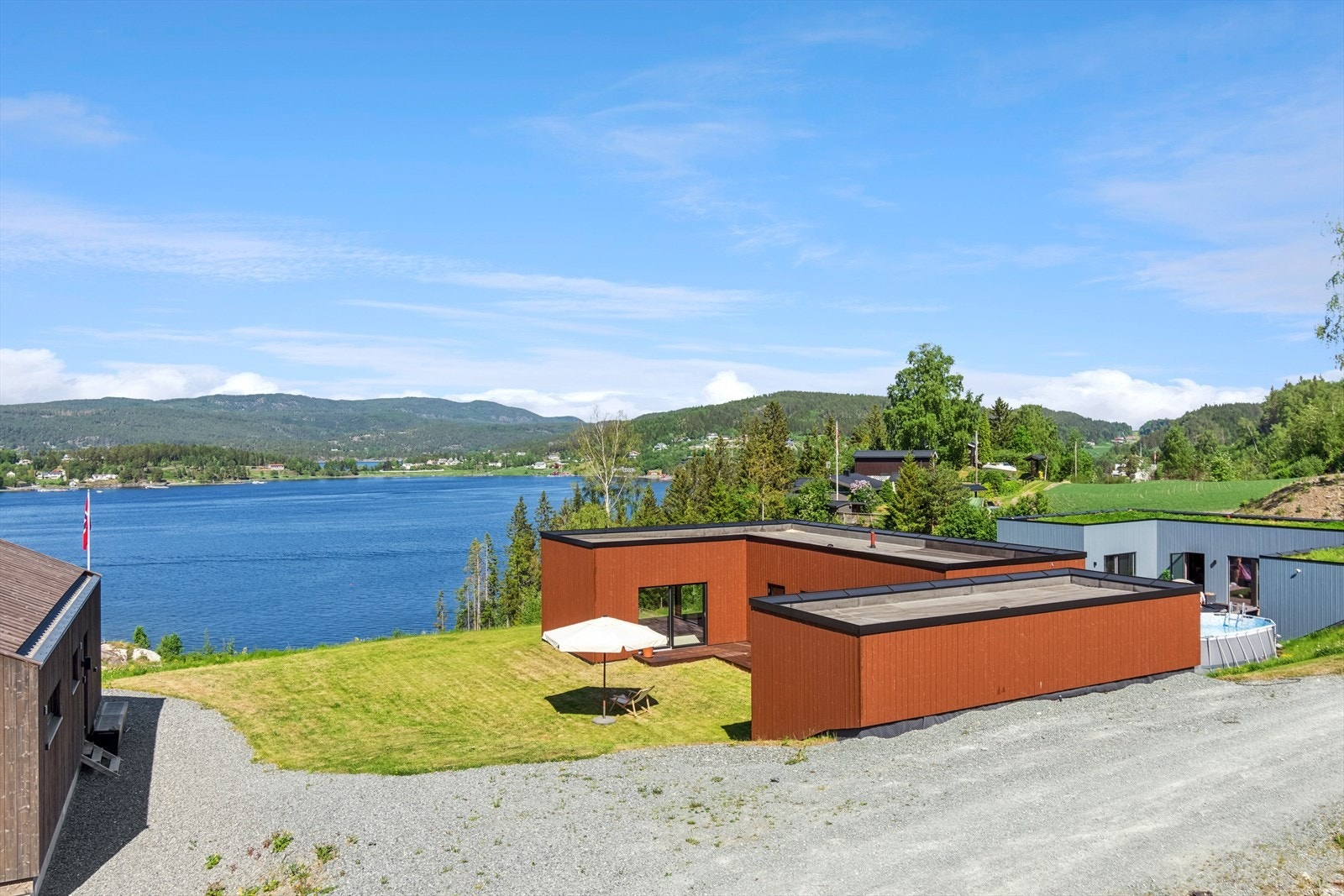 Velkommen til Svartvika! Nå har vi for salg ulike hyttetyper som råbygg og flotte fritidstomter med utsøkt beliggenhet i Åsenfjord. Galleribilde