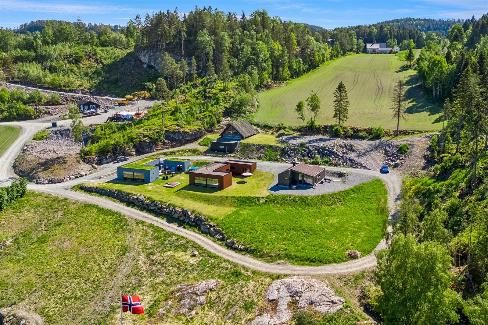 Den brune atriumshytta og hytta i bakkant er nå klare for salg (ferdig råbygg). Det er naturligvis mulighet for visning om ønskelig. Galleribilde