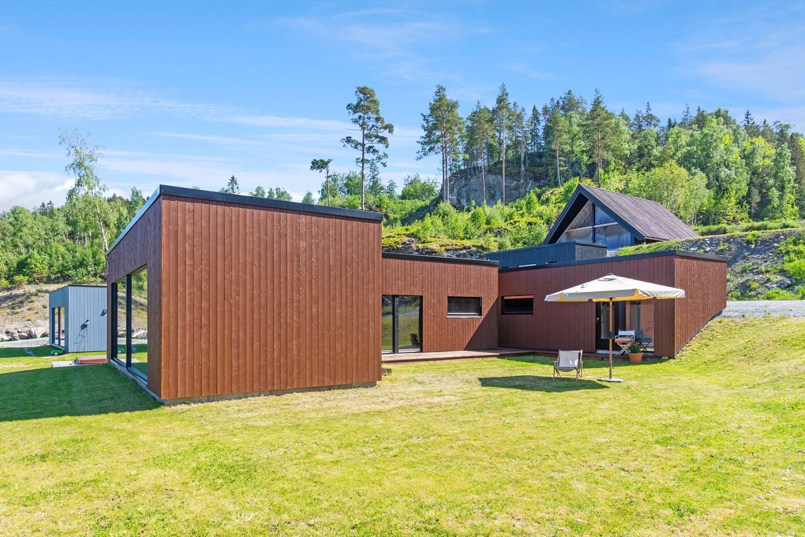 Romslig tomt og moderne utførelse. Rikelig med plass for lek og moro. Galleribilde