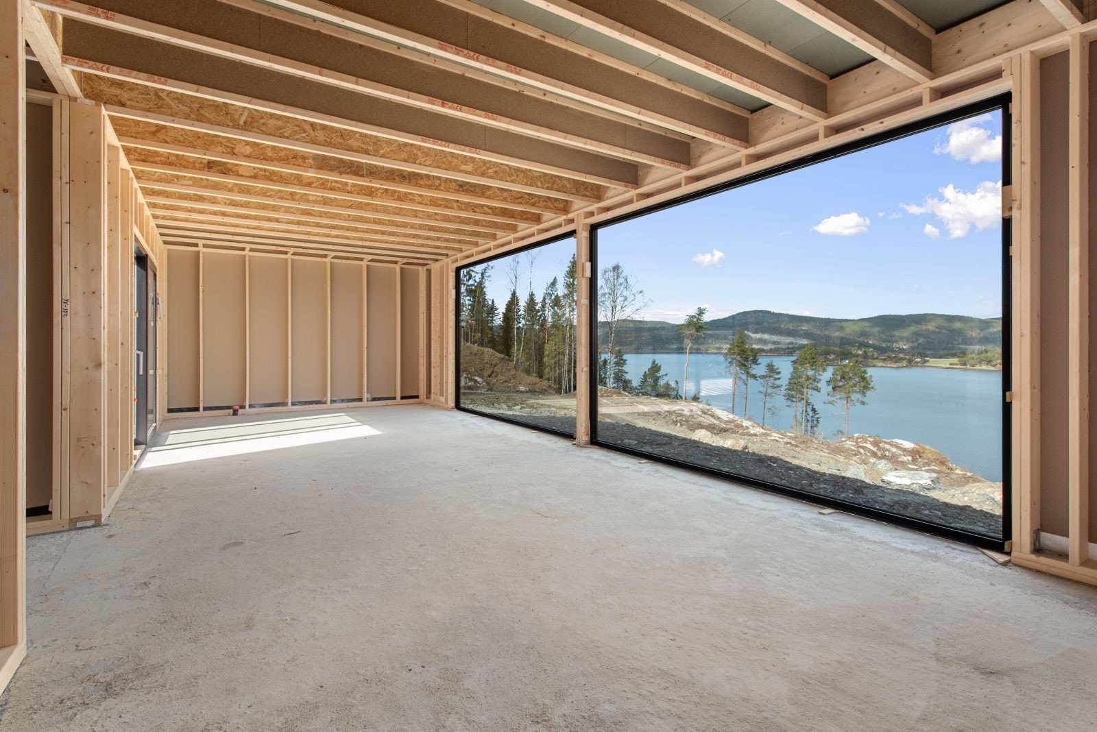 Innvendig i atriumshytta. Flott utsikt mot Lofjorden Galleribilde